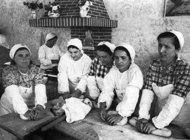 Sfogline-al-lavoro-nello-stand-gastronomico-della-Fiera-di-Bologna-al-Littoriale-nel-maggio-del-1939