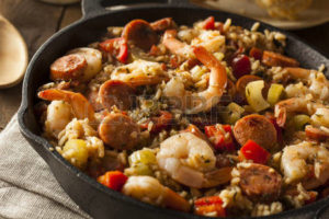 36290323-picante-casera-cajun-jambalaya-con-salchicha-y-camarones